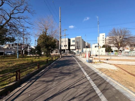 ���{���s����敽��s��3���ڂ̐V�z��ˌ��Ă̑O�ʓ��H�܂ތ��n�ʐ^