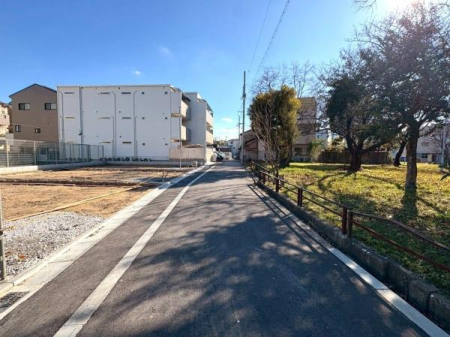 ���{���s����敽��s��3���ڂ̐V�z��ˌ��Ă̑O�ʓ��H�܂ތ��n�ʐ^