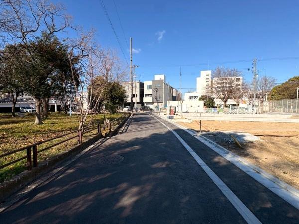 ���{���s����敽��s��3���ڂ̐V�z��ˌ��Ă̑O�ʓ��H�܂ތ��n�ʐ^