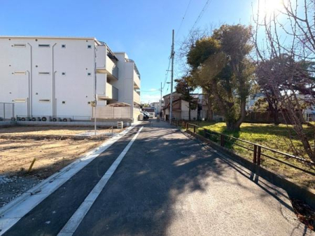 ���{���s����敽��s��3���ڂ̐V�z��ˌ��Ă̑O�ʓ��H�܂ތ��n�ʐ^