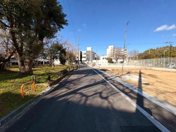 ���{���s����敽��s��3���ڂ̐V�z��ˌ��Ă̑O�ʓ��H�܂ތ��n�ʐ^