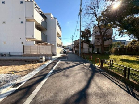 ���{���s����敽��s��3���ڂ̐V�z��ˌ��Ă̑O�ʓ��H�܂ތ��n�ʐ^