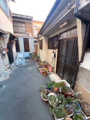 ���{��s���_�ےʂ̒��Ãe���X�n�E�X�̑O�ʓ��H�܂ތ��n�ʐ^