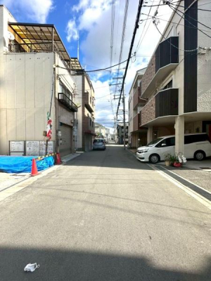 ���{���s�����c��2���ڂ̐V�z��ˌ��Ă̑O�ʓ��H�܂ތ��n�ʐ^