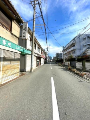 ���{���s���Z�g�擒��5���ڂ̒��Ãe���X�n�E�X�̑O�ʓ��H�܂ތ��n�ʐ^