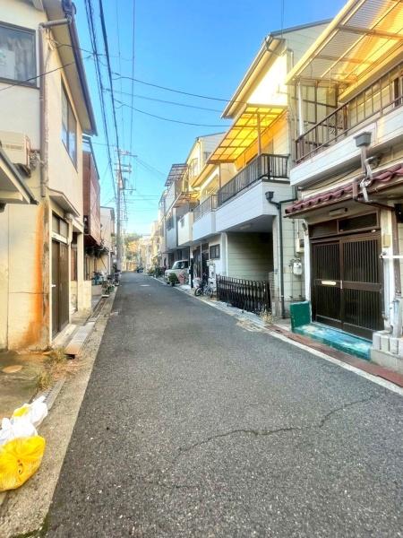 大阪府堺市西区浜寺石津町西4丁の中古一戸建ての前面道路含む現地写真