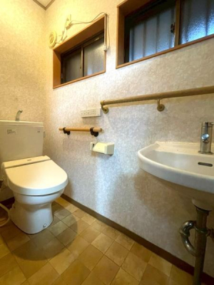 ���{��s����l���ΒÒ���4���̒��È�ˌ��Ẵg�C��