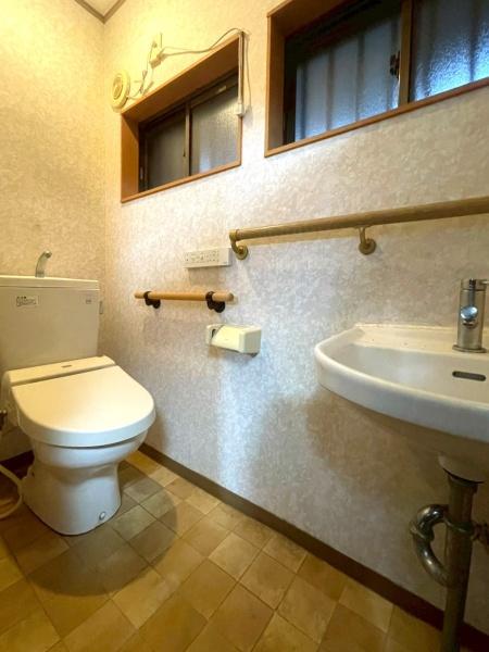 大阪府堺市西区浜寺石津町西4丁の中古一戸建てのトイレ