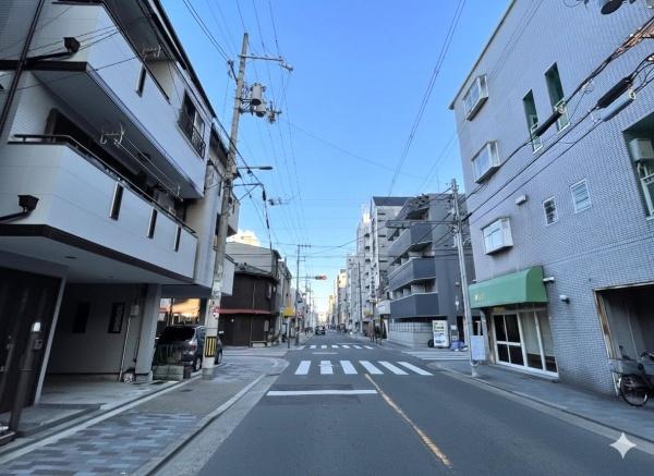大阪府大阪市生野区新今里1丁目の中古一戸建ての前面道路含む現地写真
