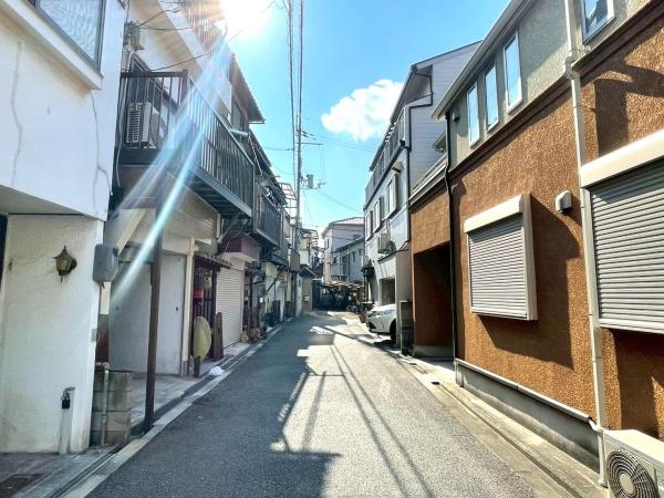 ���{���s����撷�g������4���ڂ̒��È�ˌ��Ă̑O�ʓ��H�܂ތ��n�ʐ^