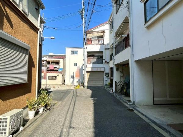 ���{���s����撷�g������4���ڂ̒��È�ˌ��Ă̑O�ʓ��H�܂ތ��n�ʐ^