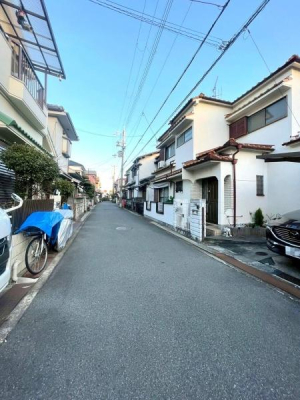 ���{�����s����5���ڂ̒��È�ˌ��Ă̑O�ʓ��H�܂ތ��n�ʐ^