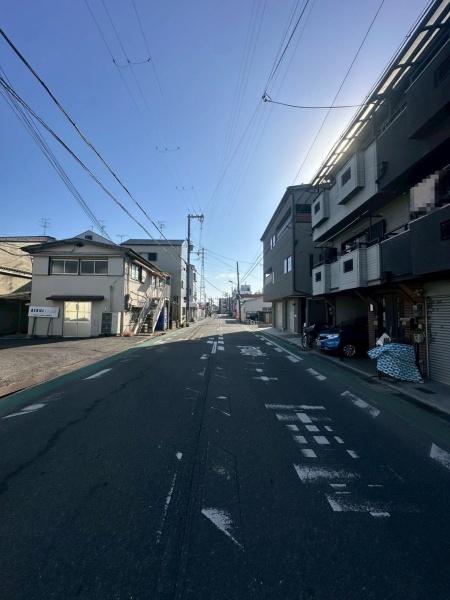 ���{��^�s����4���ڂ̒��È�ˌ��Ă̑O�ʓ��H�܂ތ��n�ʐ^