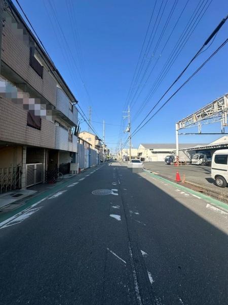 ���{��^�s����4���ڂ̒��È�ˌ��Ă̑O�ʓ��H�܂ތ��n�ʐ^