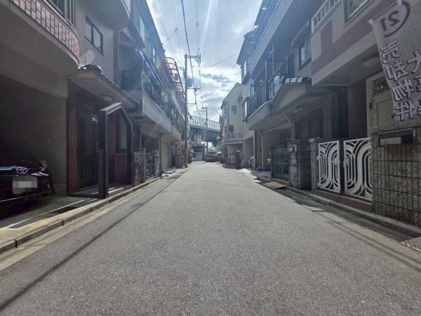 ���{��^�s����2���ڂ̒��È�ˌ��Ă̑O�ʓ��H�܂ތ��n�ʐ^