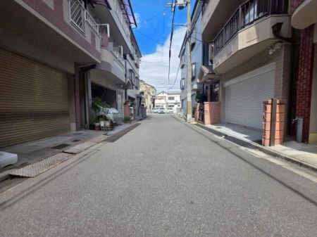 ���{��^�s����2���ڂ̒��È�ˌ��Ă̑O�ʓ��H�܂ތ��n�ʐ^