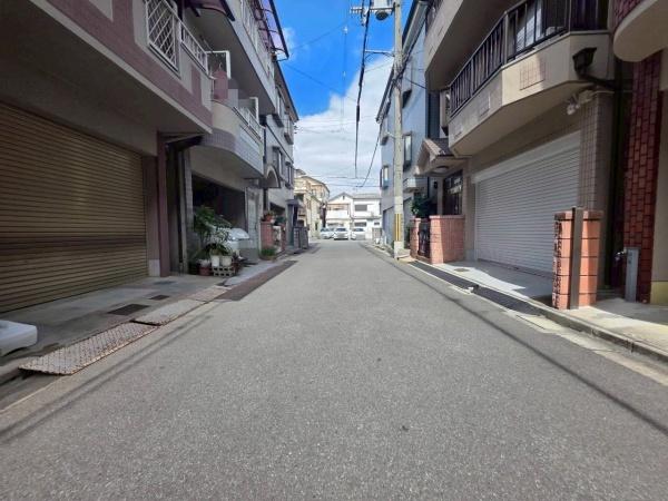 ���{��^�s����2���ڂ̒��È�ˌ��Ă̑O�ʓ��H�܂ތ��n�ʐ^