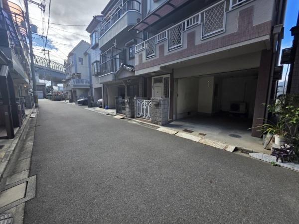 ���{��^�s����2���ڂ̒��È�ˌ��Ă̑O�ʓ��H�܂ތ��n�ʐ^