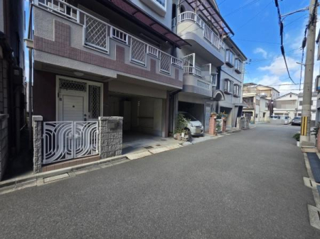 ���{��^�s����2���ڂ̒��È�ˌ��Ă̑O�ʓ��H�܂ތ��n�ʐ^