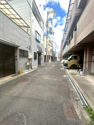 ���{���s����撆�쐼1���ڂ̒��È�ˌ��Ă̑O�ʓ��H�܂ތ��n�ʐ^