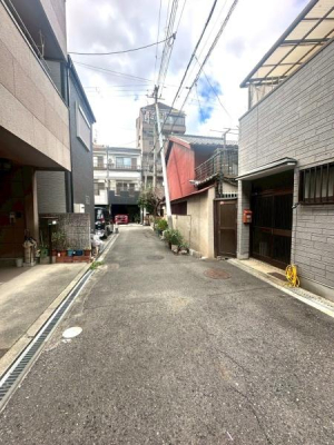 ���{���s����撆�쐼1���ڂ̒��È�ˌ��Ă̑O�ʓ��H�܂ތ��n�ʐ^