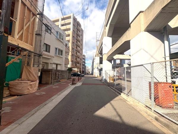 ���{���s���Z�g��k�c��4���ڂ̐V�z��ˌ��Ă̑O�ʓ��H�܂ތ��n�ʐ^