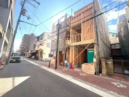 ���{���s���Z�g��k�c��4���ڂ̐V�z��ˌ��Ă̑O�ʓ��H�܂ތ��n�ʐ^