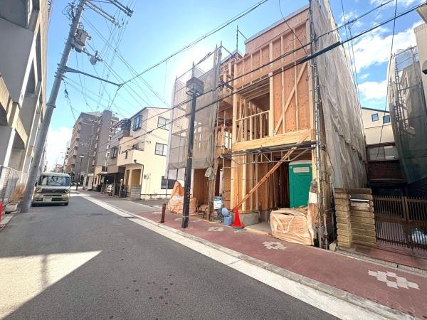 ���{���s���Z�g��k�c��4���ڂ̐V�z��ˌ��Ă̑O�ʓ��H�܂ތ��n�ʐ^