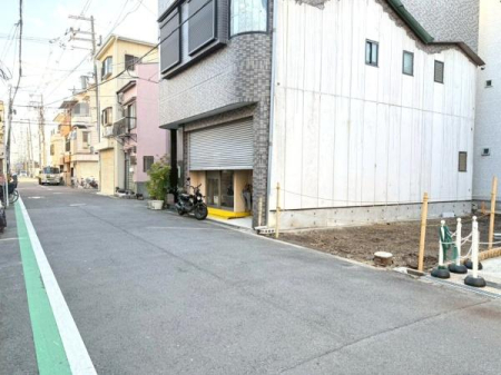 ���{���s�����c��1���ڂ̐V�z��ˌ��Ă̑O�ʓ��H�܂ތ��n�ʐ^