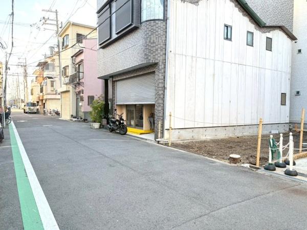 ���{���s�����c��1���ڂ̐V�z��ˌ��Ă̑O�ʓ��H�܂ތ��n�ʐ^