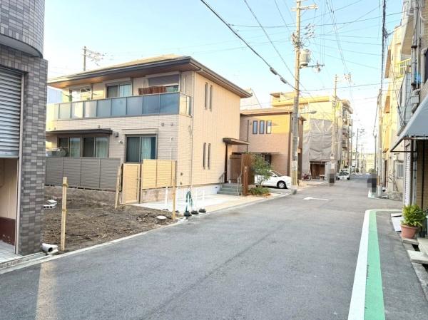 ���{���s�����c��1���ڂ̐V�z��ˌ��Ă̑O�ʓ��H�܂ތ��n�ʐ^