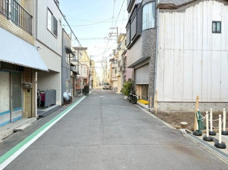 ���{���s�����c��1���ڂ̐V�z��ˌ��Ă̑O�ʓ��H�܂ތ��n�ʐ^