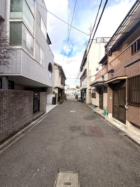 ���{���s�����F��3���ڂ̒��È�ˌ��Ă̑O�ʓ��H�܂ތ��n�ʐ^