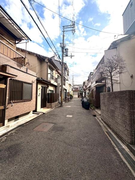 ���{���s�����F��3���ڂ̒��È�ˌ��Ă̑O�ʓ��H�܂ތ��n�ʐ^