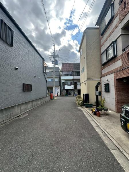 ���{����s������1���ڂ̒��È�ˌ��Ă̑O�ʓ��H�܂ތ��n�ʐ^