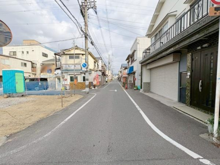 ���{�����s��@��1���ڂ̐V�z��ˌ��Ă̑O�ʓ��H�܂ތ��n�ʐ^