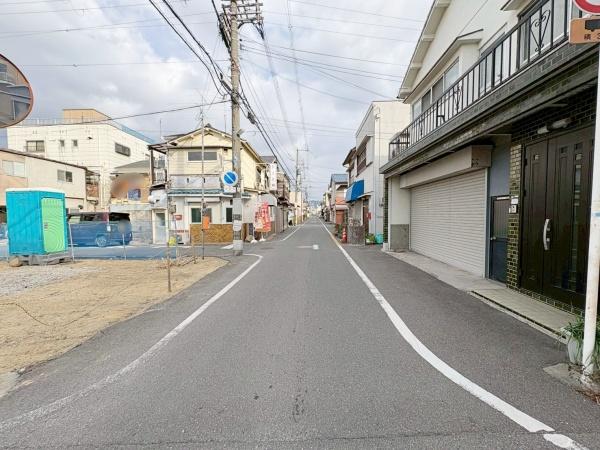 ���{�����s��@��1���ڂ̐V�z��ˌ��Ă̑O�ʓ��H�܂ތ��n�ʐ^