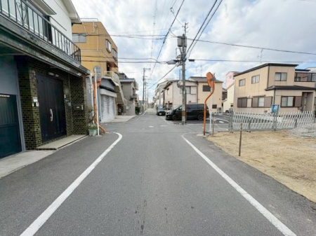 ���{�����s��@��1���ڂ̐V�z��ˌ��Ă̑O�ʓ��H�܂ތ��n�ʐ^