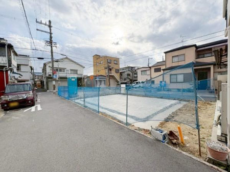 ���{�����s��@��1���ڂ̐V�z��ˌ��Ă̑O�ʓ��H�܂ތ��n�ʐ^