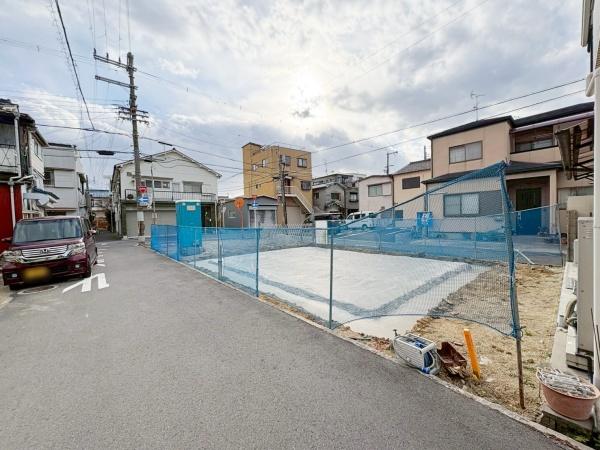 ���{�����s��@��1���ڂ̐V�z��ˌ��Ă̑O�ʓ��H�܂ތ��n�ʐ^