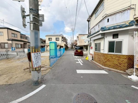 ���{�����s��@��1���ڂ̐V�z��ˌ��Ă̑O�ʓ��H�܂ތ��n�ʐ^