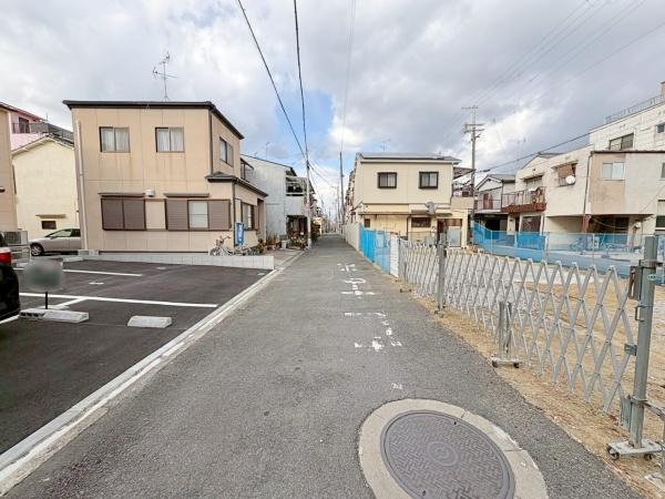 ���{�����s��@��1���ڂ̐V�z��ˌ��Ă̑O�ʓ��H�܂ތ��n�ʐ^