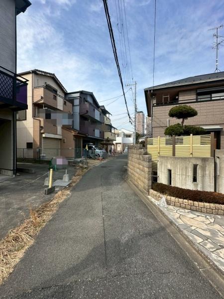 ���{��^�s���o���̒��È�ˌ��Ă̑O�ʓ��H�܂ތ��n�ʐ^