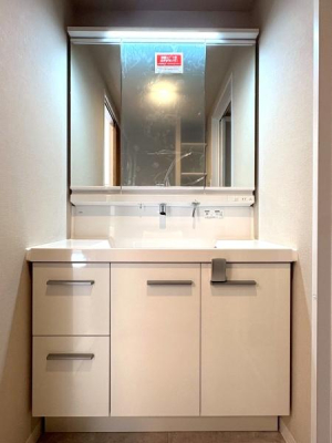 ���{���s����敽�쓌1���ڂ̒��Ã}���V�����̐��ʑ�E���ʏ�