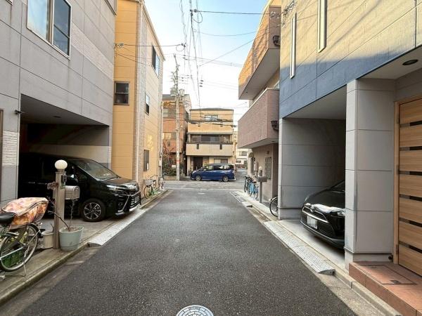 大阪府大阪市生野区巽北1丁目の中古一戸建ての前面道路含む現地写真