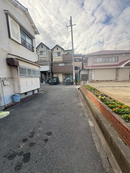 ���{����s����4���ڂ̒��È�ˌ��Ă̑O�ʓ��H�܂ތ��n�ʐ^