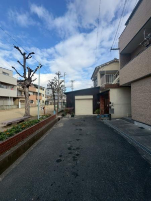 ���{����s����4���ڂ̒��È�ˌ��Ă̑O�ʓ��H�܂ތ��n�ʐ^