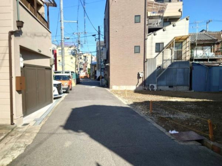 ���{���s����撆��4���ڂ̓y�n�̑O�ʓ��H�܂ތ��n�ʐ^