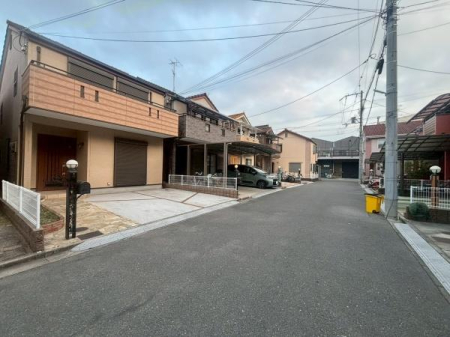 ���{�����s�a�쒬2���ڂ̒��È�ˌ��Ă̑O�ʓ��H�܂ތ��n�ʐ^