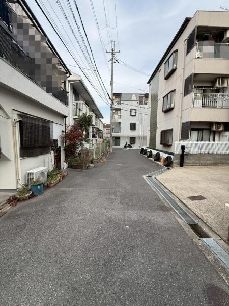 ���{�Q����s�r�c�{���̒��È�ˌ��Ă̑O�ʓ��H�܂ތ��n�ʐ^